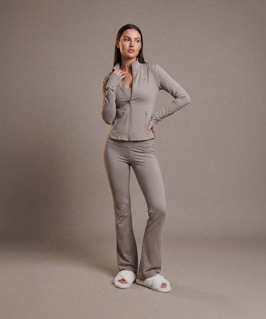 Yoga Set Cappuccino am Modell